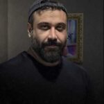 دانلود آهنگ محسن چاوشی میخندی و من خیره به اون صورت خوشحالتم